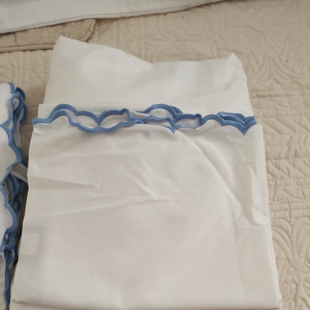 Lands' End White Bedding with Blue Scalloped Trim - Picture 2 of 6